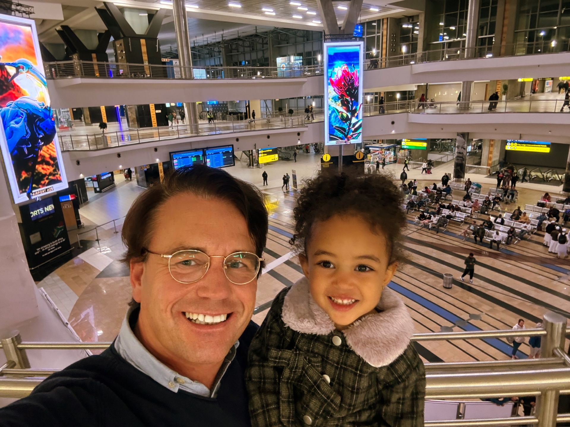 Bas Emons met zijn dochter Hope op Cape Town International Airport