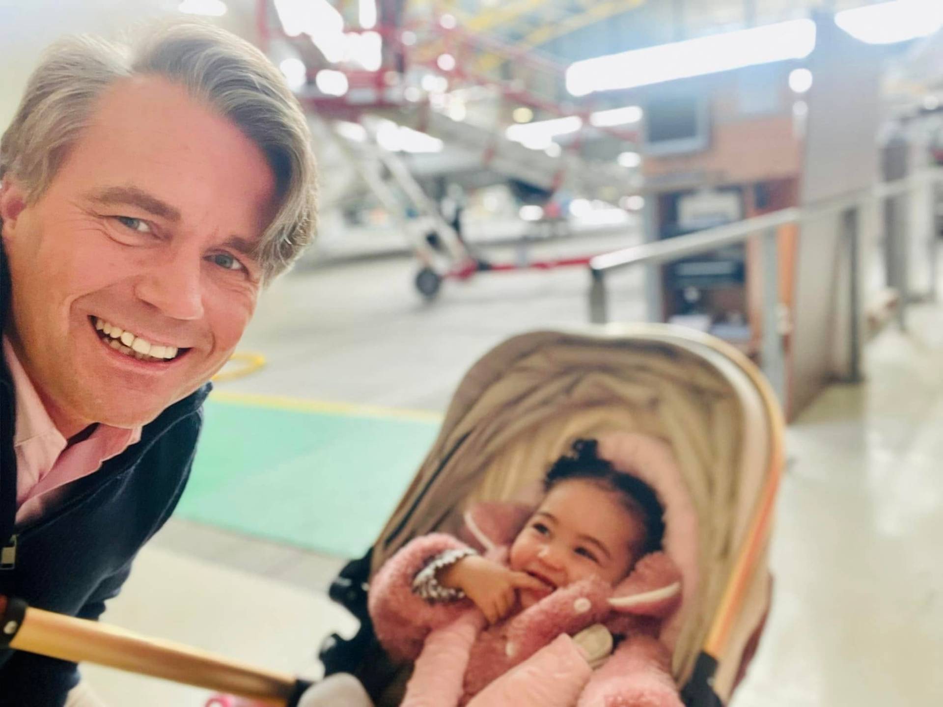 Bas met Faith in de kinderwagen — kleine reiziger, groot hart.