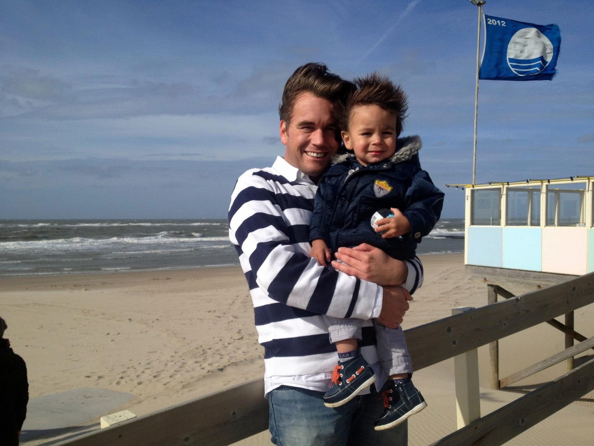 Bas Emons met zijn zoon Morris aan de Nederlandse kust