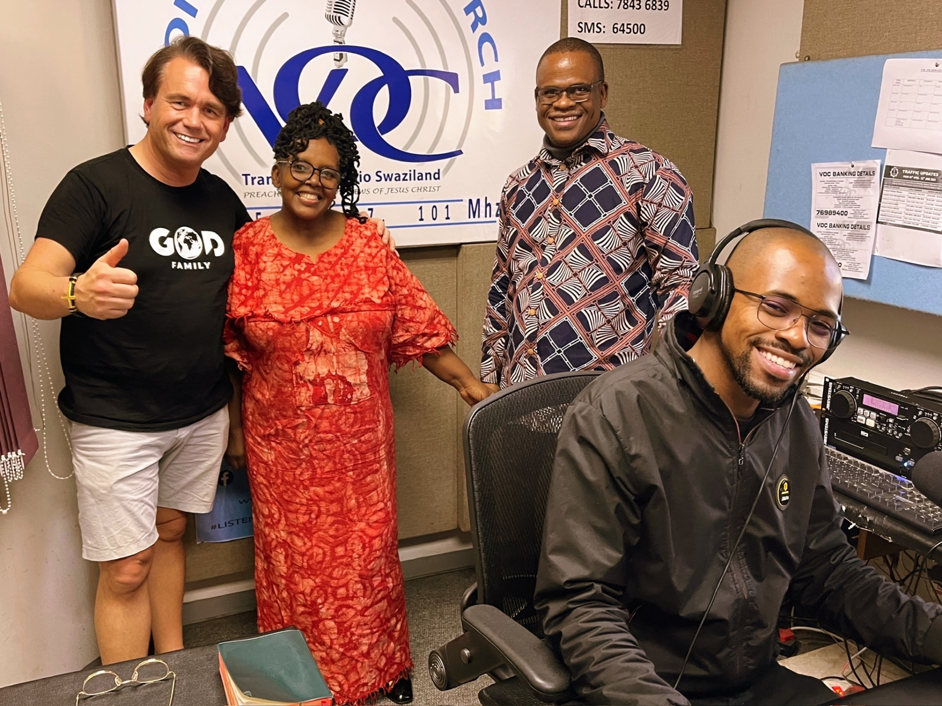 Bas Emons met het team van Voice of the Church in de FM-studio in Eswatini