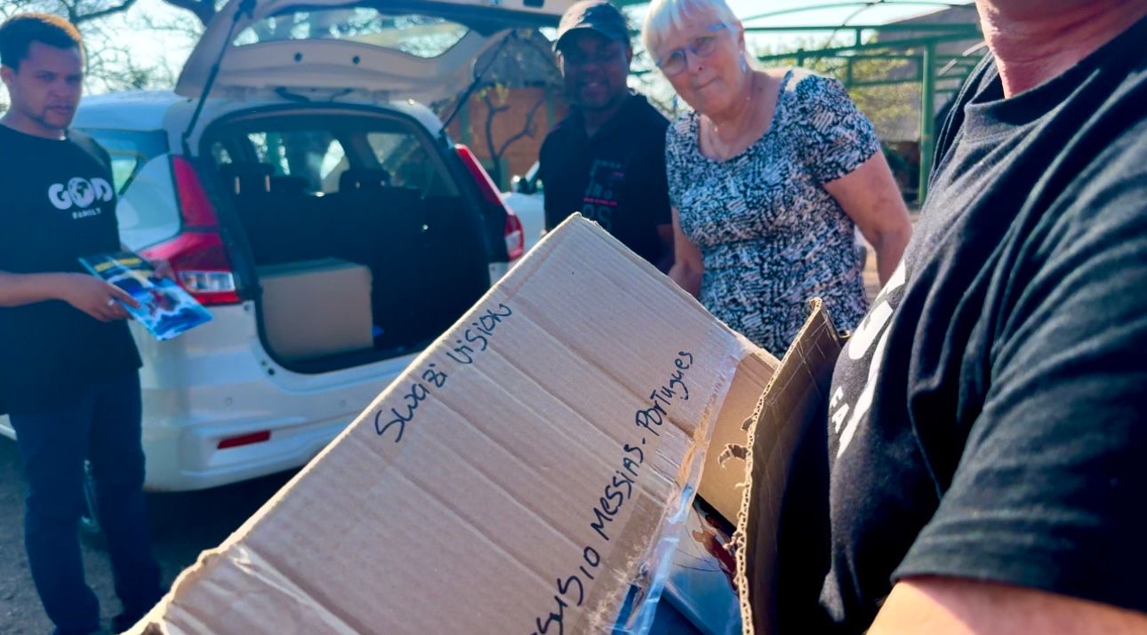 Doos met Jesus o Messias in het Portugees voor Mozambique, gemarkeerd Swazi Vision