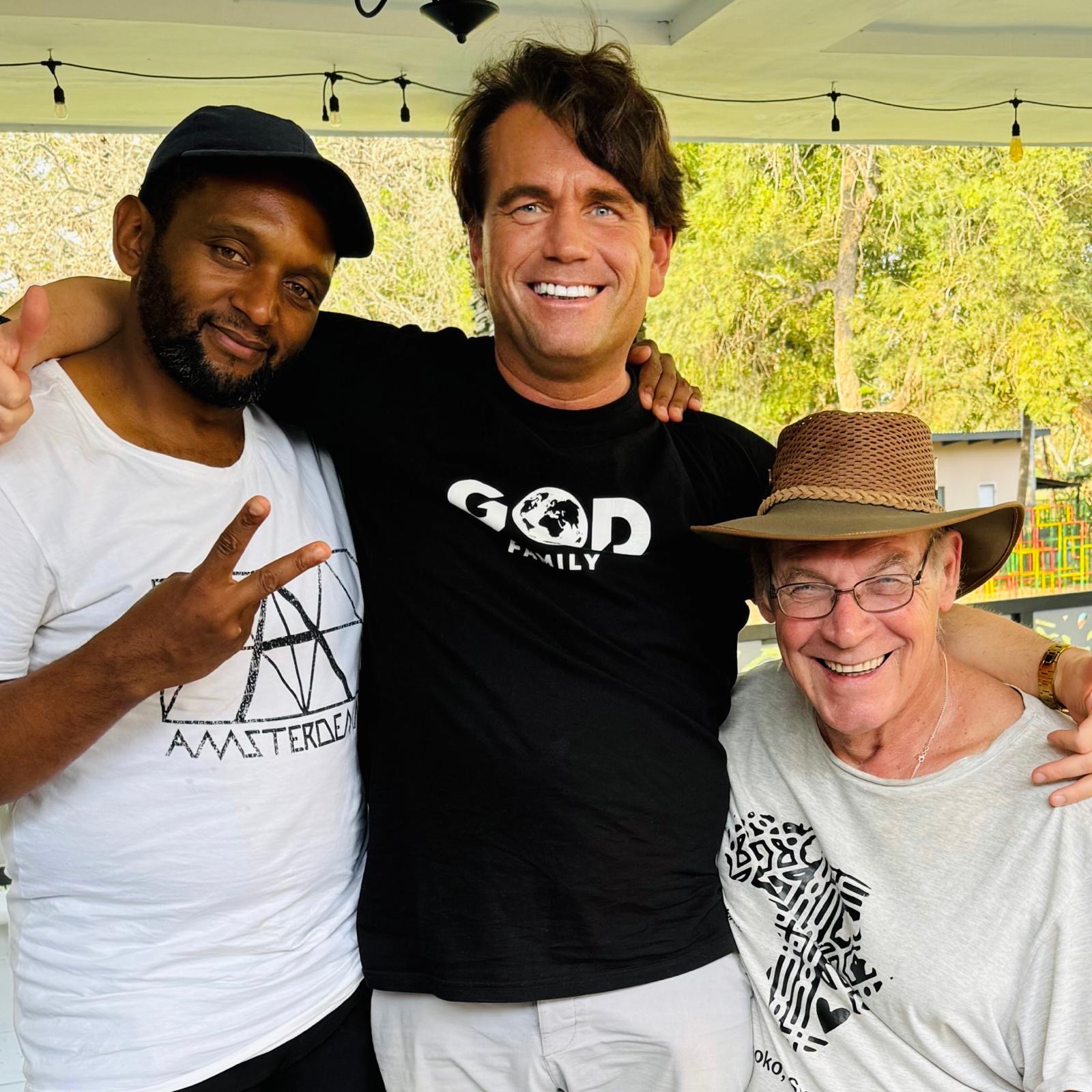 Bas Emons met Leo Baan en een Swazi broeder in Eswatini