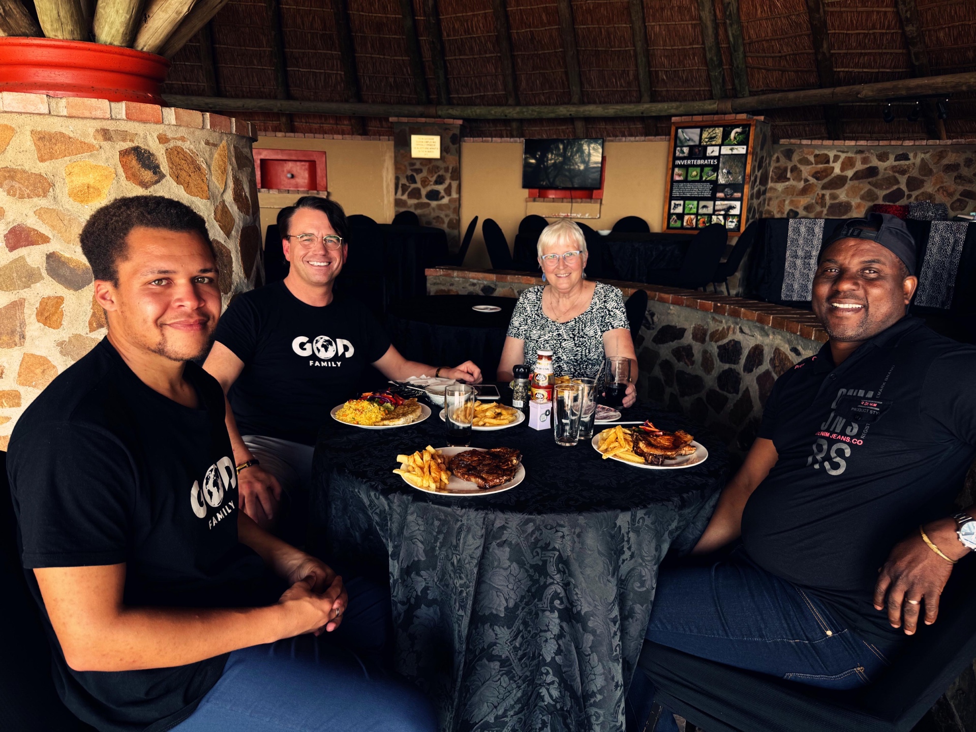 Bas en Gill Baan aan tafel met het Swazi Vision team in Eswatini