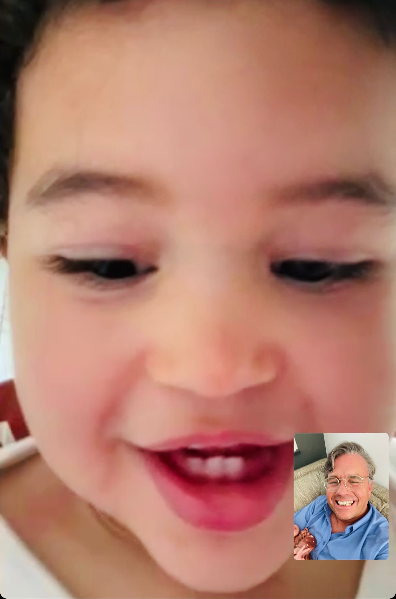 FaceTime close-up van Faith — lachende ogen, dansende ziel.