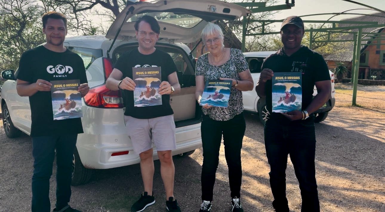 Het Swazi Vision team met Portugese exemplaren van Jezus de Messias bij de auto