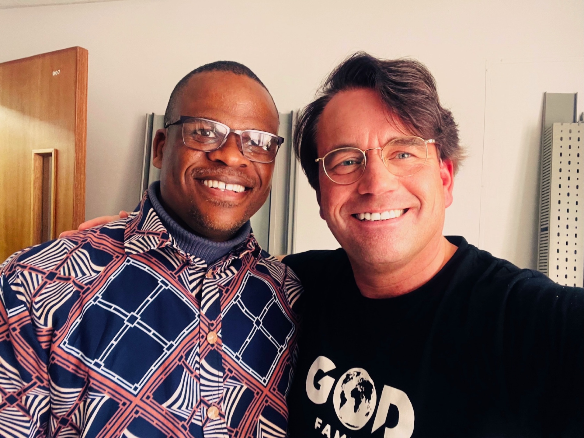 Bas Emons met een Swazi broeder in de gangen van TWR