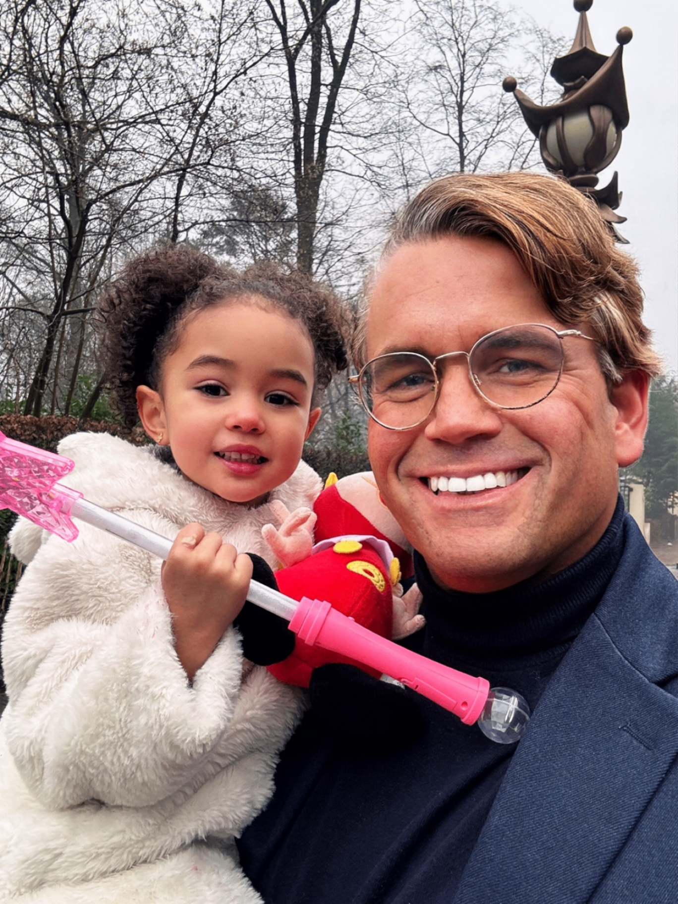 Bas met dochter in de Efteling met een roze toverstaf — koninklijke momenten.