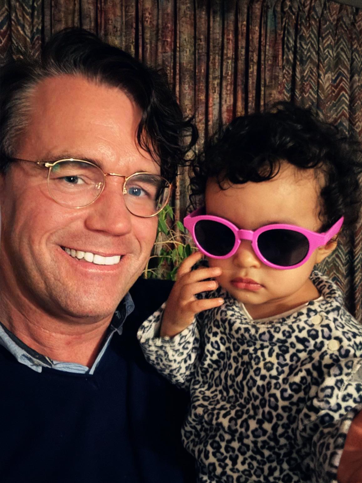 Bas en Hope met roze zonnebril — pure vreugde en warmte.