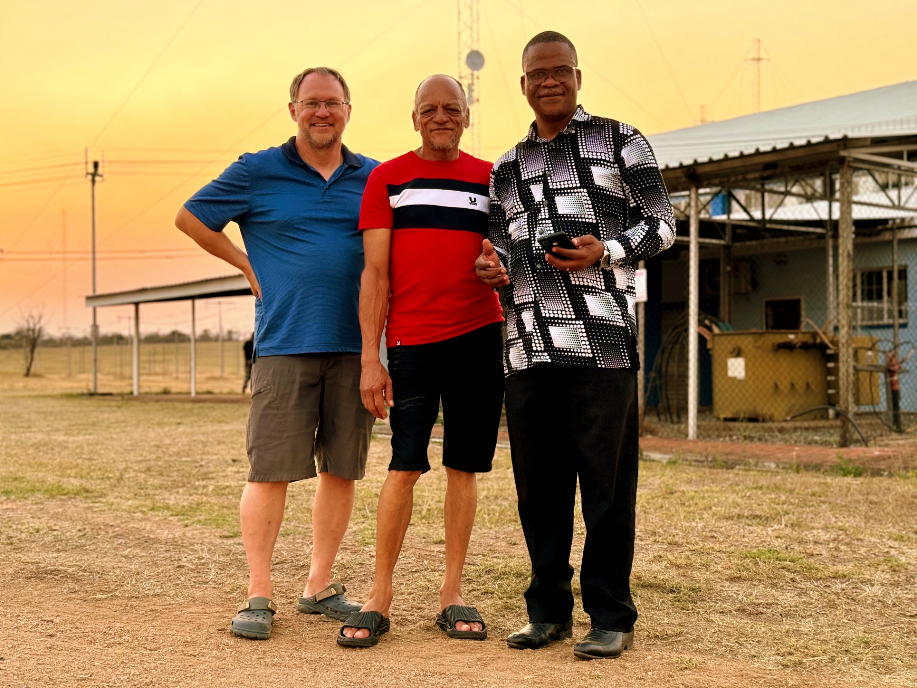 Bas Emons met collega's van TWR bij het zenderpark in Eswatini